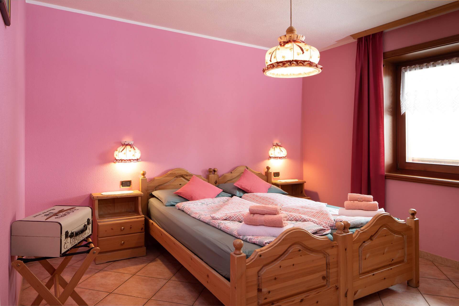 Elegantly furnished rooms in wood in Livigno