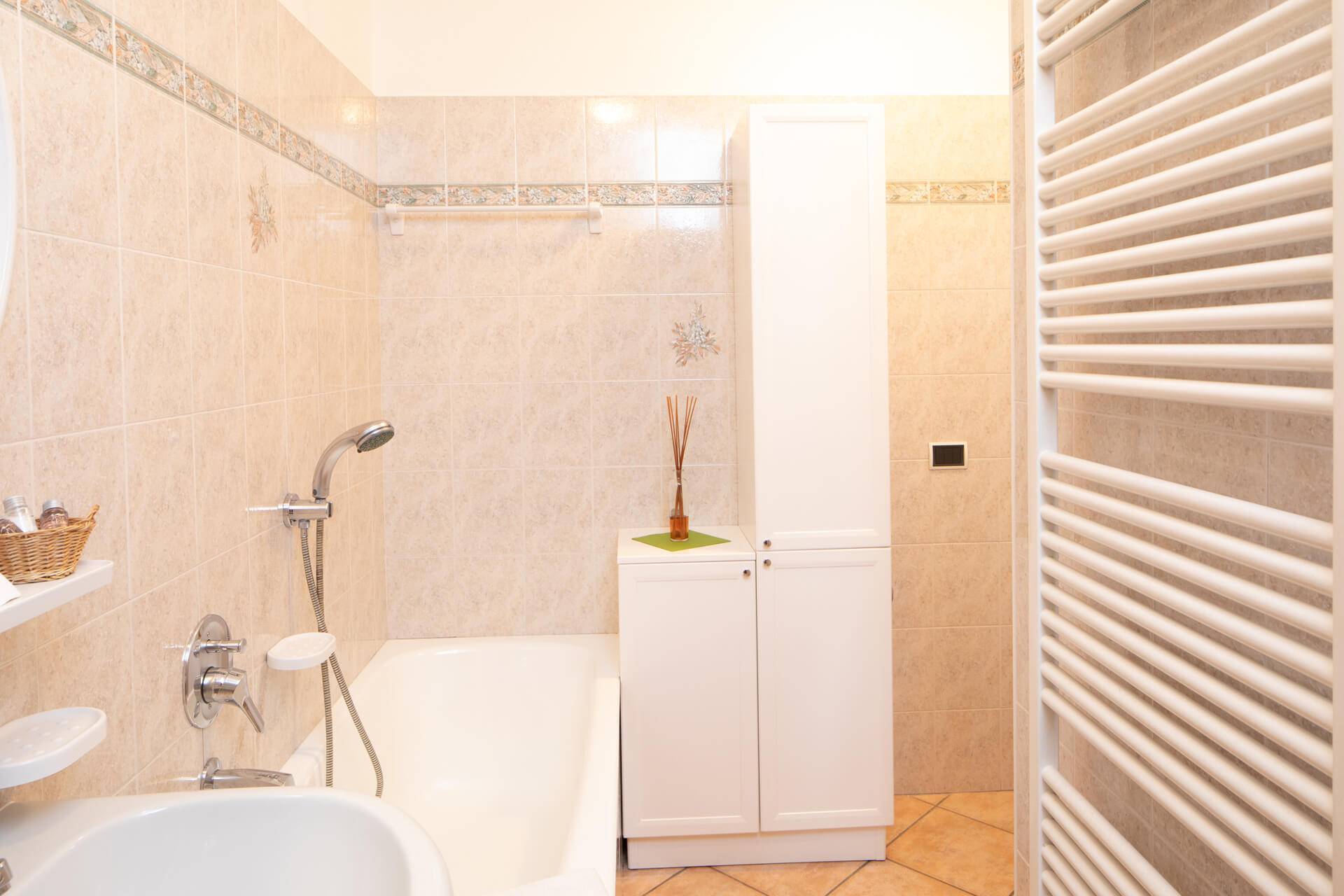 Badezimmer mit Badewanne und Dusche in Ihrem Apartment in Livigno