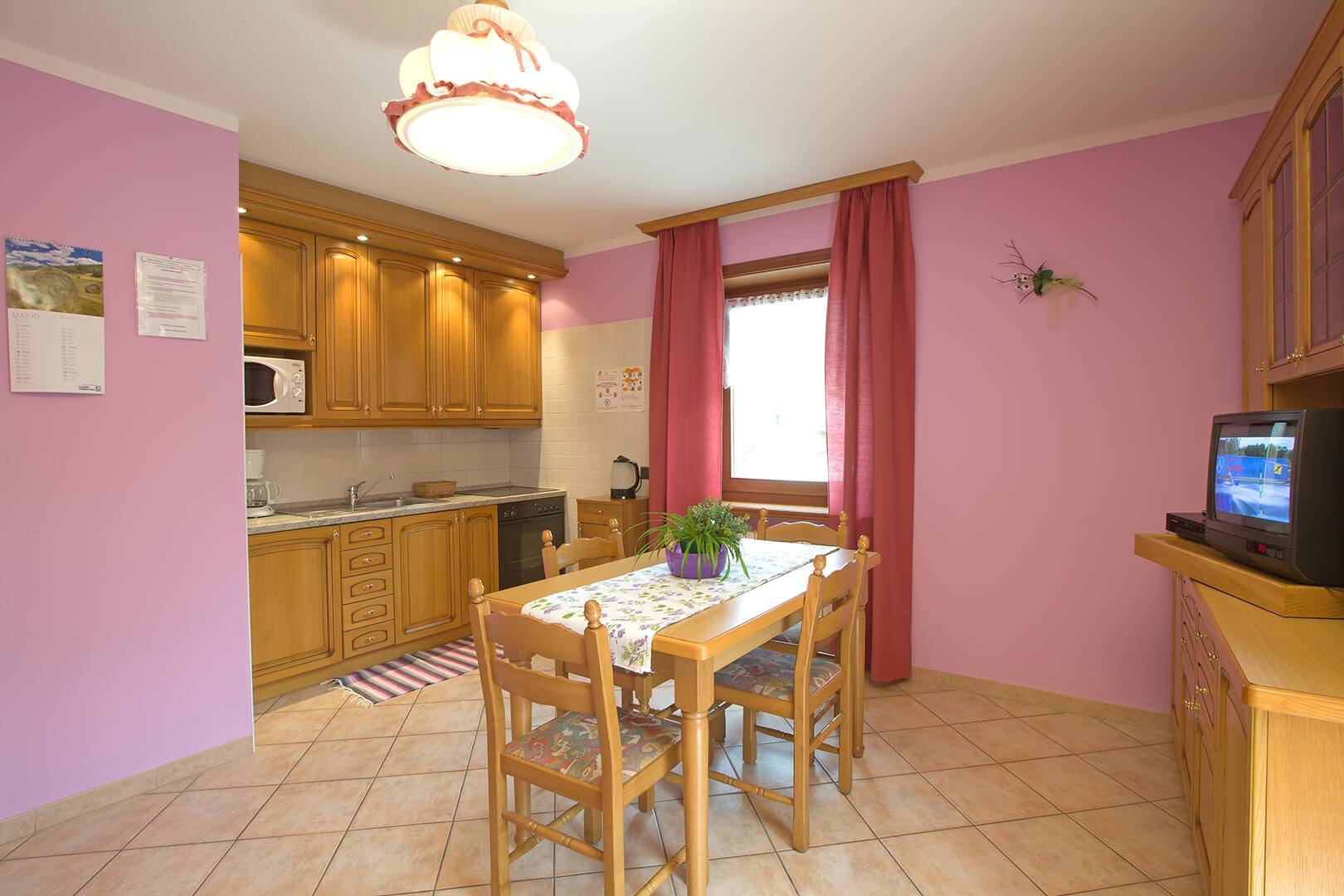 Wohnzimmer mit Kochnische in Livigno